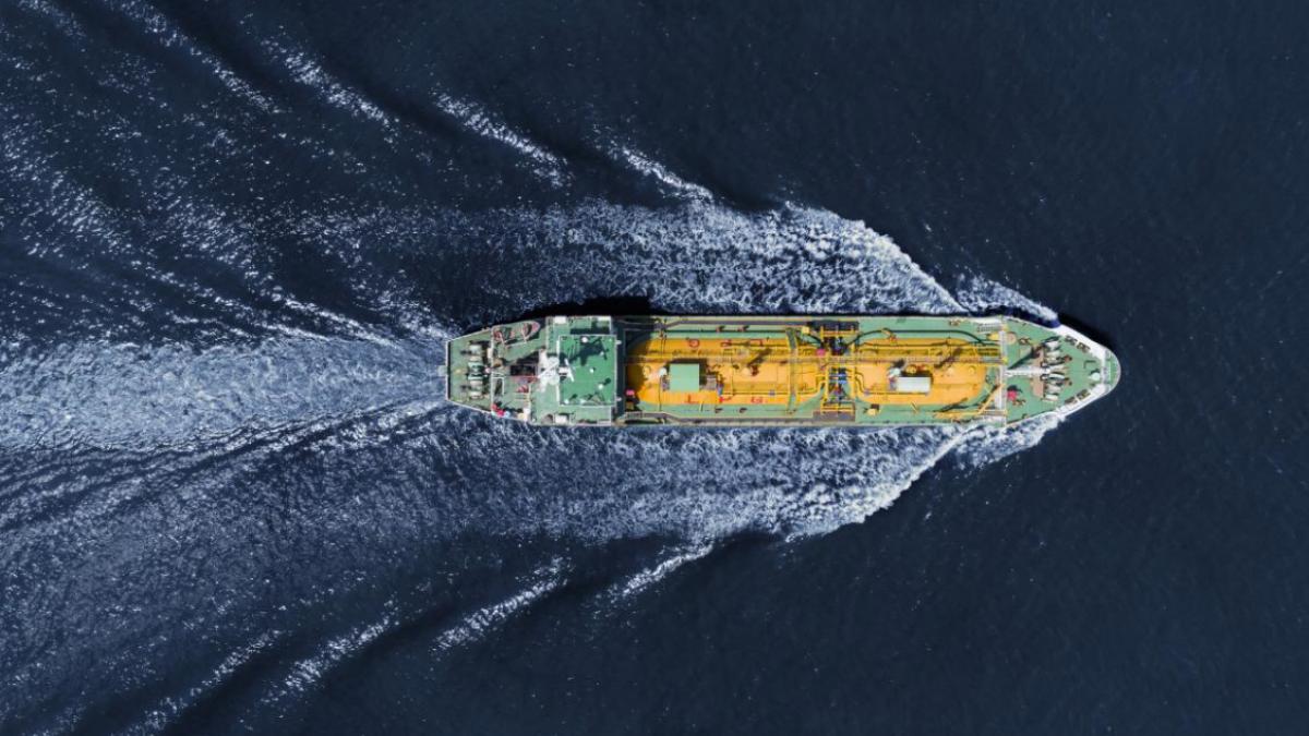 the guardian peste 176 000 de tone de combustibil au fost transportate din coreea de sud in rusia cu petroliere sanctionate