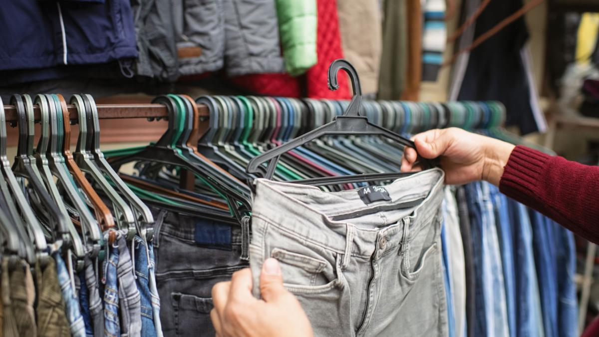 un tanar si a dat demisia din functia de director ca sa vanda haine second hand din garajul lui acum castiga 12 000 de euro pe luna
