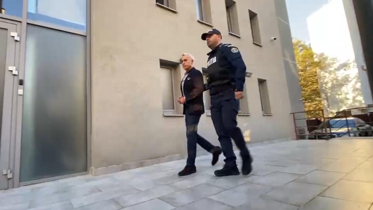 Călin Georgescu si un jandarm