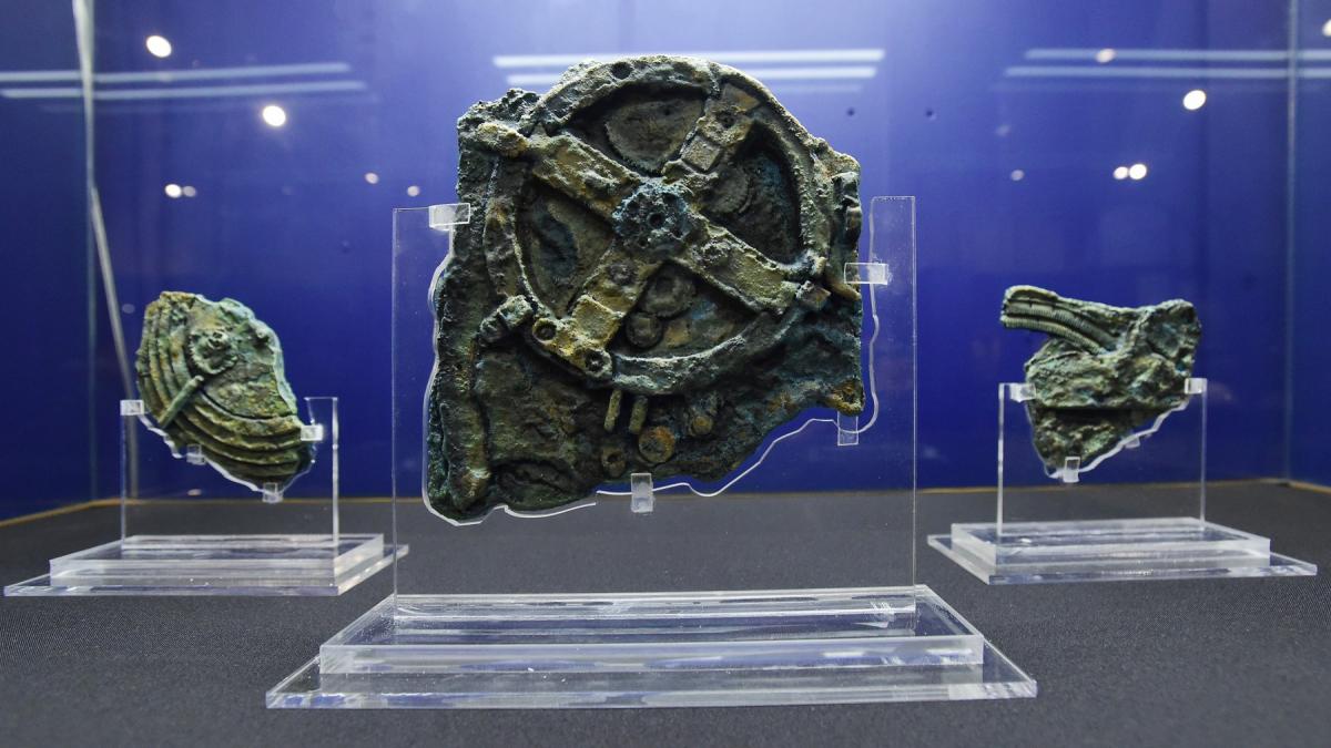 doua treimi din cel mai vechi computer din lume s ar afla inca pe fundul marii misterul mecanismului de la antikythera