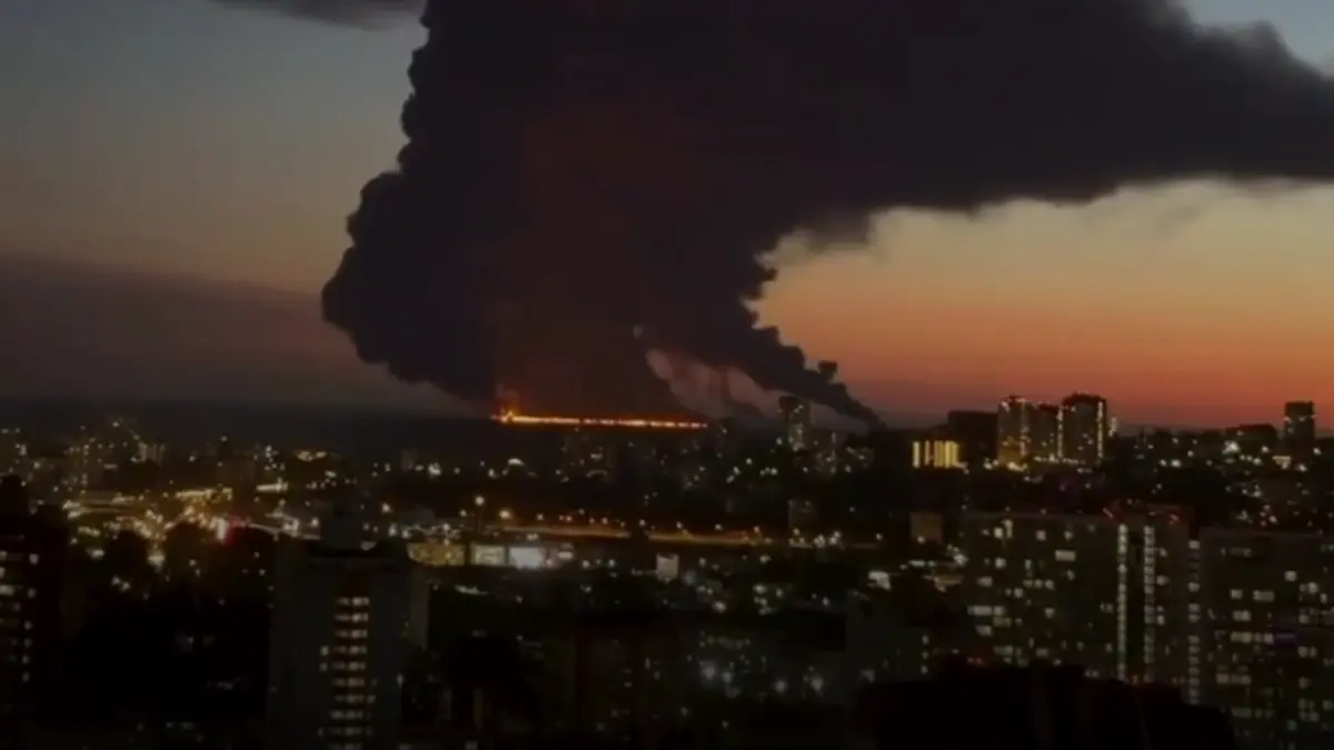 flacari uriase la marea neagra un petrolier din flota fantoma a rusiei a ars langa soci dupa ce ar fi fost lovit de drone