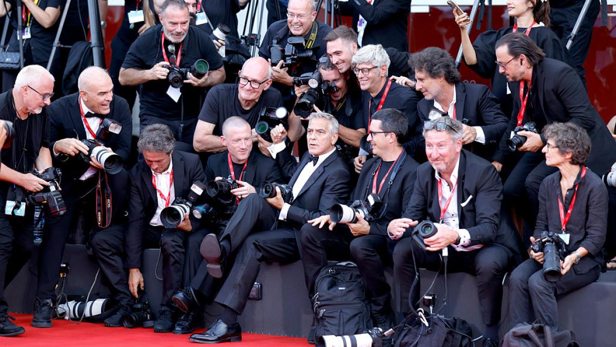 George Clooney printre fotografi pe covorul rosu