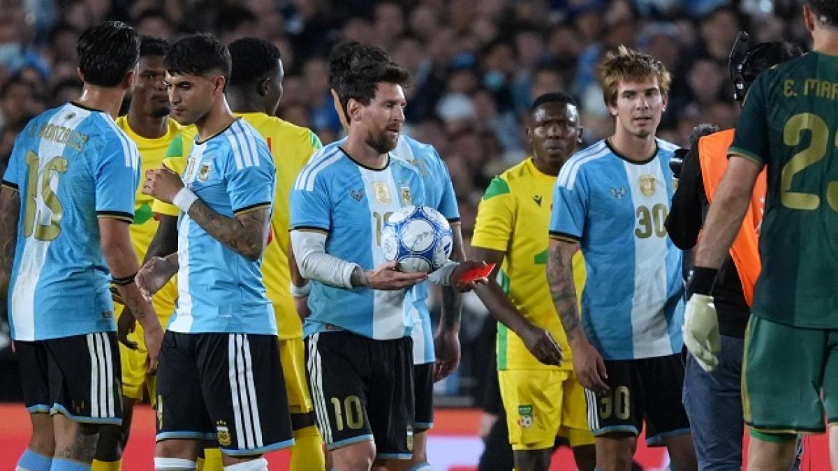 lionel messi s a retras din nationala dupa amicalul argentina benin 3 0 a marcat si un gol iar 85 000 de oameni l au aclamat
