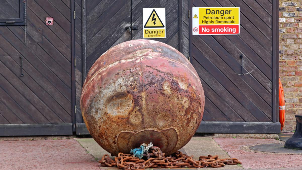 o bomba de 250 kg a fost pescuita dintr un port britanic dupa 81 de ani 2 500 de case evacuate o macara si o noapte alba