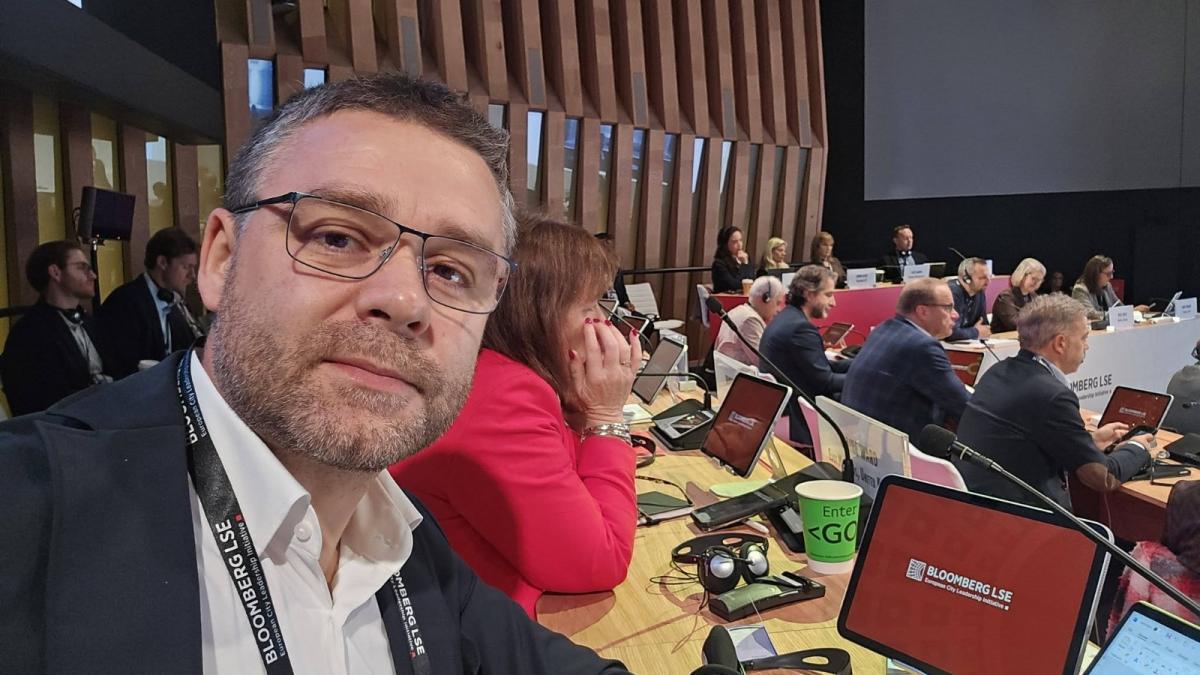 primarul bucurestiului a intrat in programul lui michael bloomberg face cursuri despre mobilitate si va primi asistenta