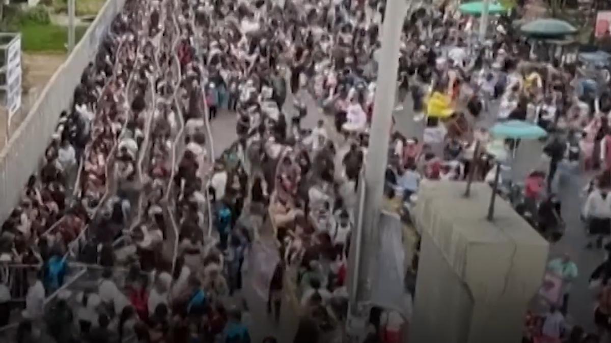 fanii bts au format cozi de peste un kilometru la primul concert al trupei in peru