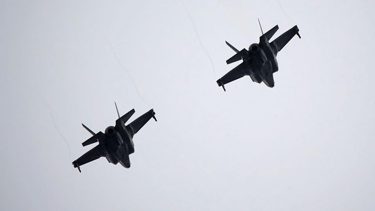 avioane cu reacție F-35 în aer