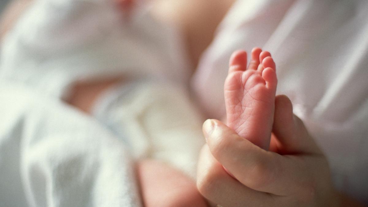 o femeie din italia a devenit mama la 59 de ani tatal copilului are 70 de ani