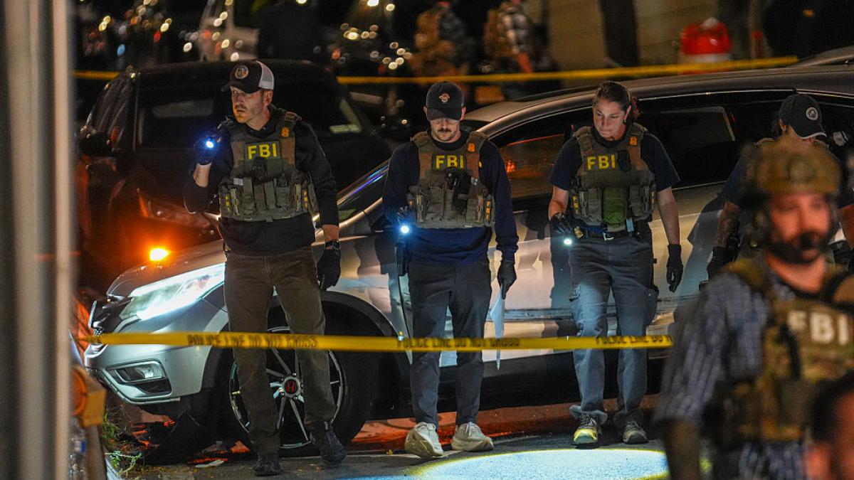 agentii ice au impuscat un barbat in propria masina la new york pe bancheta din spate era si un copil de cinci ani
