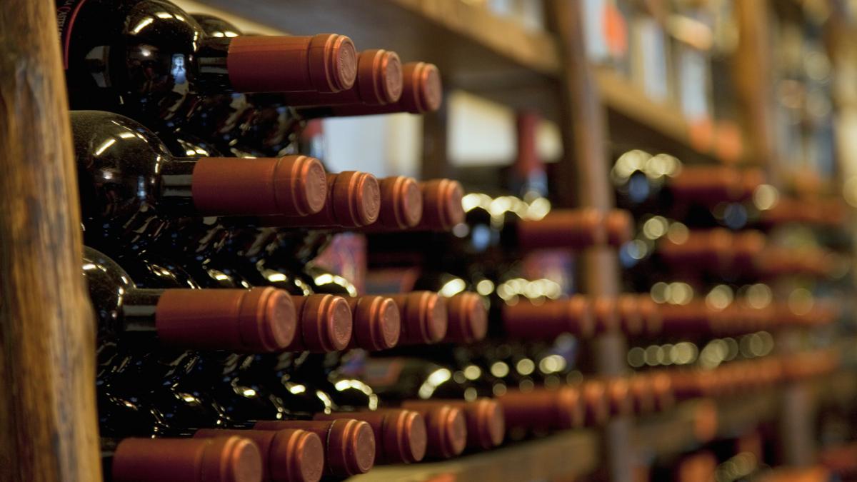 mai multe sticle de vin intr-o crama