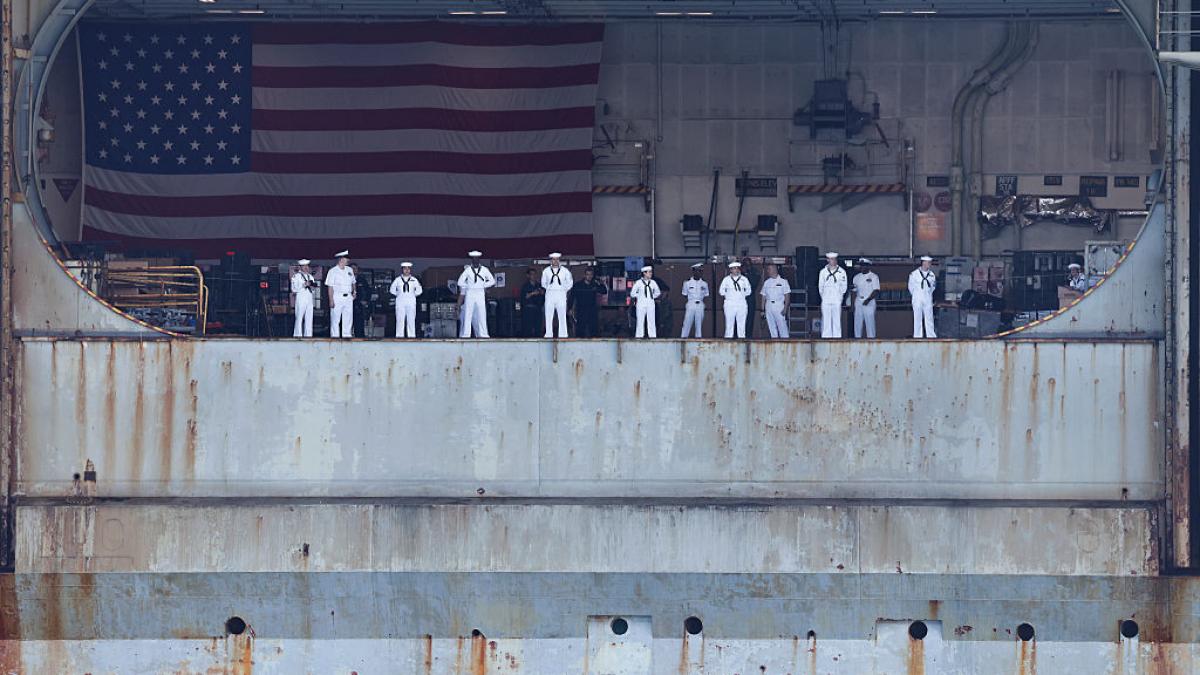 imagini emotionante in san diego portavionul uss abraham lincoln s a intors in port dupa o misiune dramatica de 322 de zile