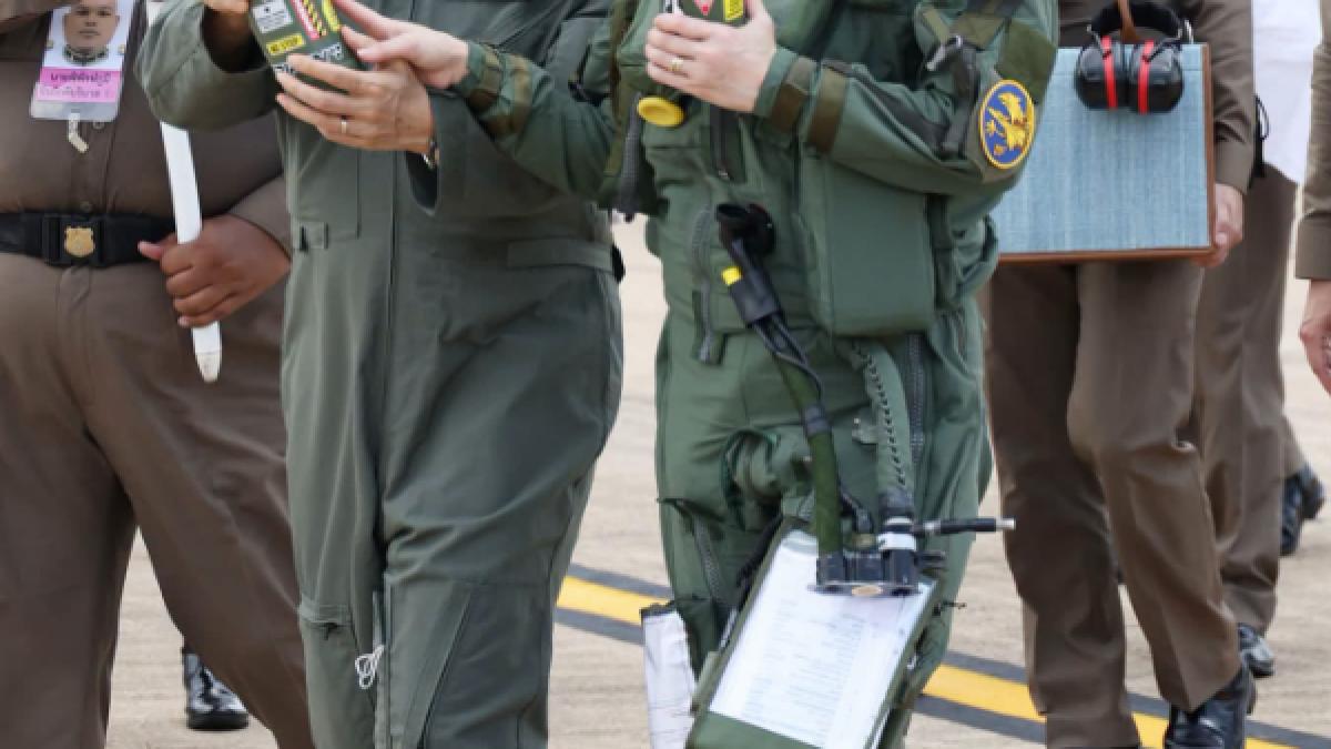 imagini rare regina suthida a thailandei a pilotat singura un avion de lupta gripen ea are peste 1 188 de ore de zbor