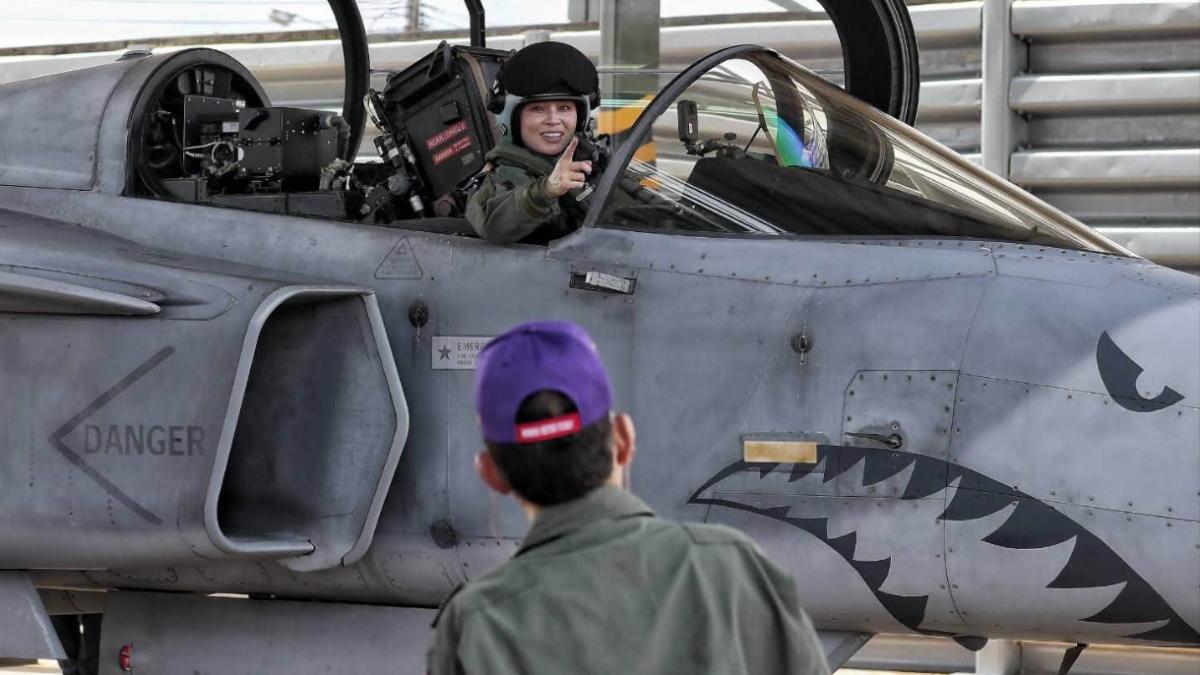 Regina Thailandei, Suthida Bajrasudhabimalalakshana, a efectuat joi primul său zbor singură la bordul unui avion de vânătoare JAS-39C Gripen