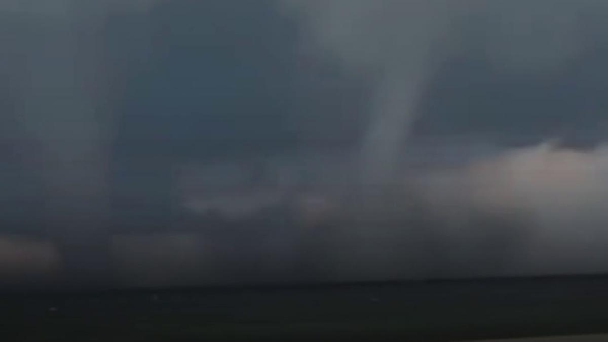 imagini spectaculoase din sicilia doua trombe marine ciudate au aparut in timpul unei furtuni