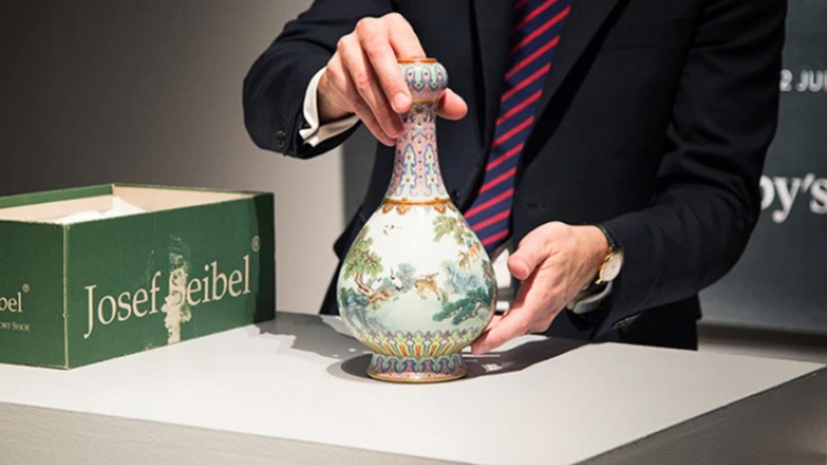 vaza imperiala curtea împăratului Qianlong al Chinei tinuta in pod familie franta vanduta 16 milioane euro