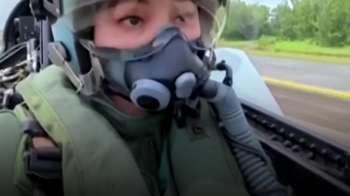 regina thailandei a pilotat singura pentru prima data un avion de vanatoare regele a urmarit zborul de la sol