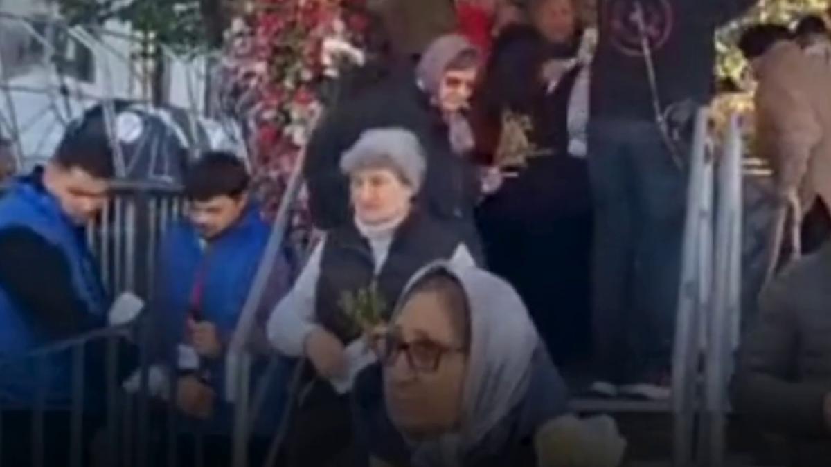 cozi de 5 km la racla cu moastele sfintei parascheva la iasi cat asteapta pelerinii ca sa se inchine recordul de anul acesta