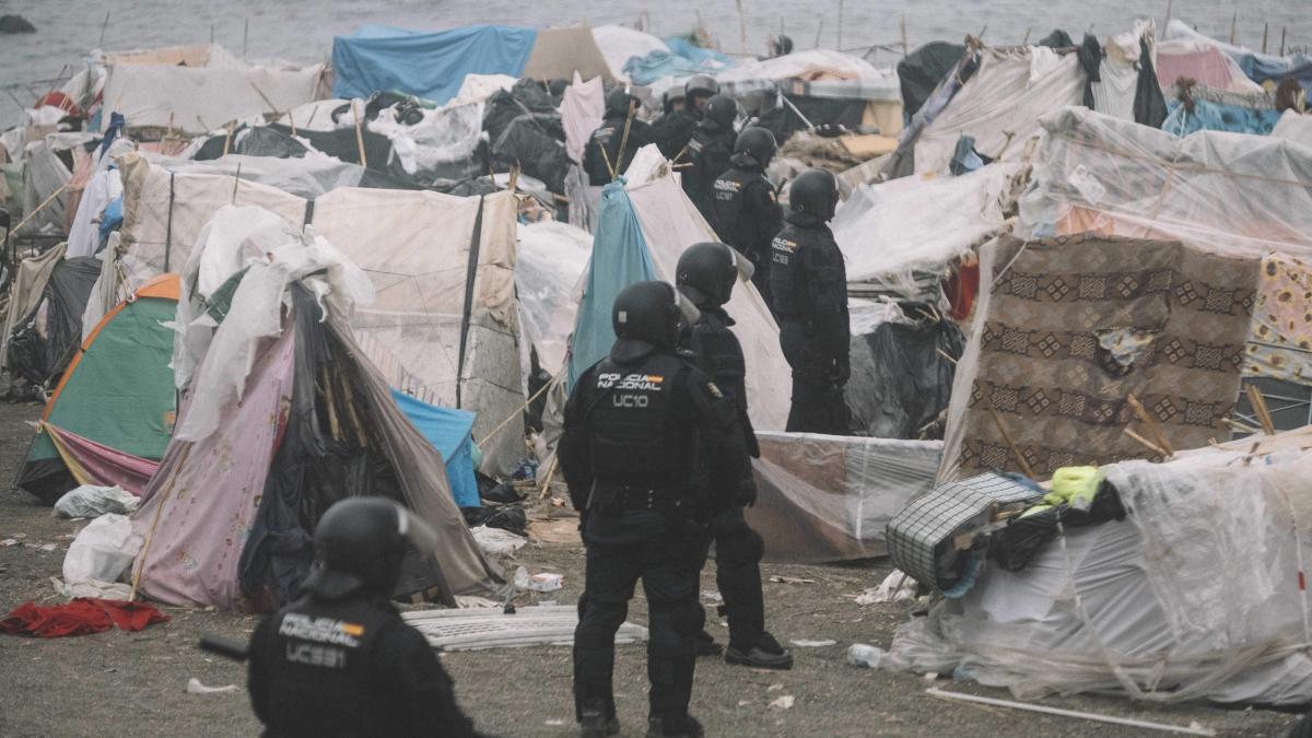 politia a evacuat tabara de migranti de pe plaja guano din ceuta cu doua zile inainte de vizita regelui si reginei spaniei