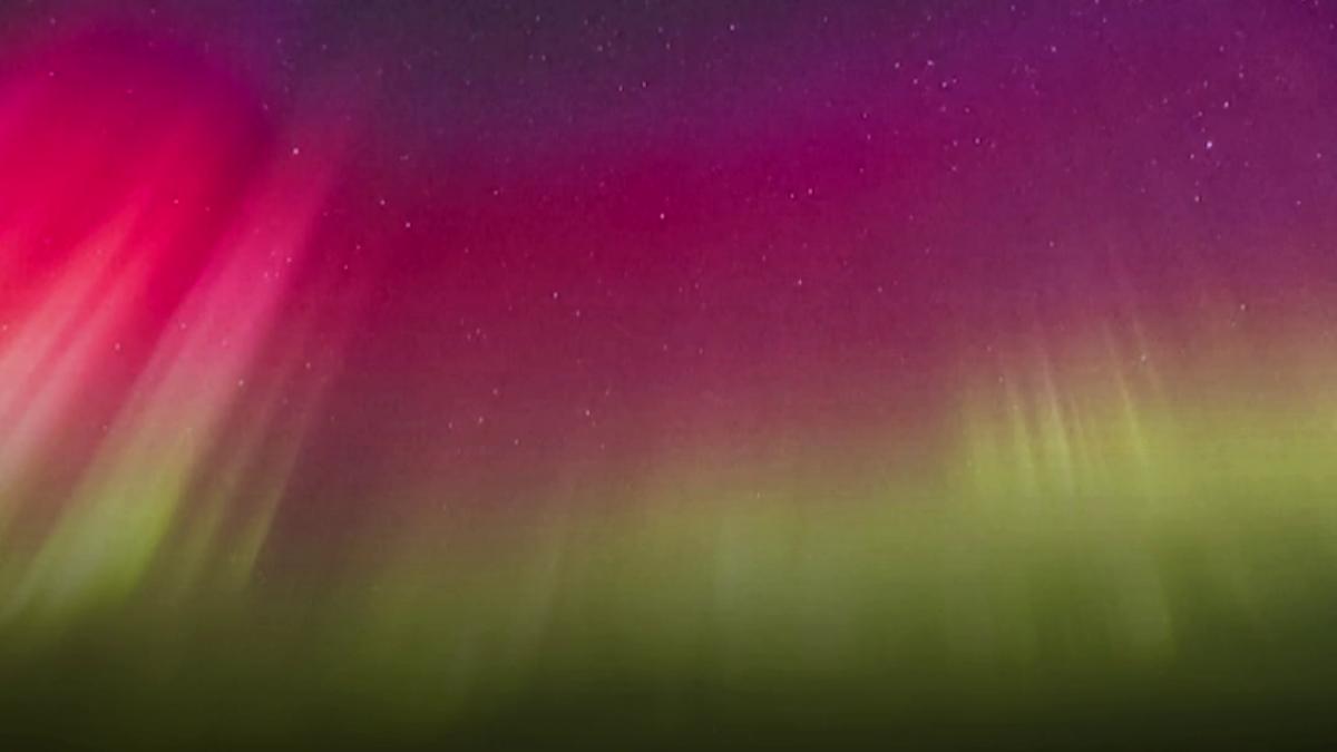 spectacol de lumini pe cerul finlandei aurora boreala a colorat noaptea in verde si rosu