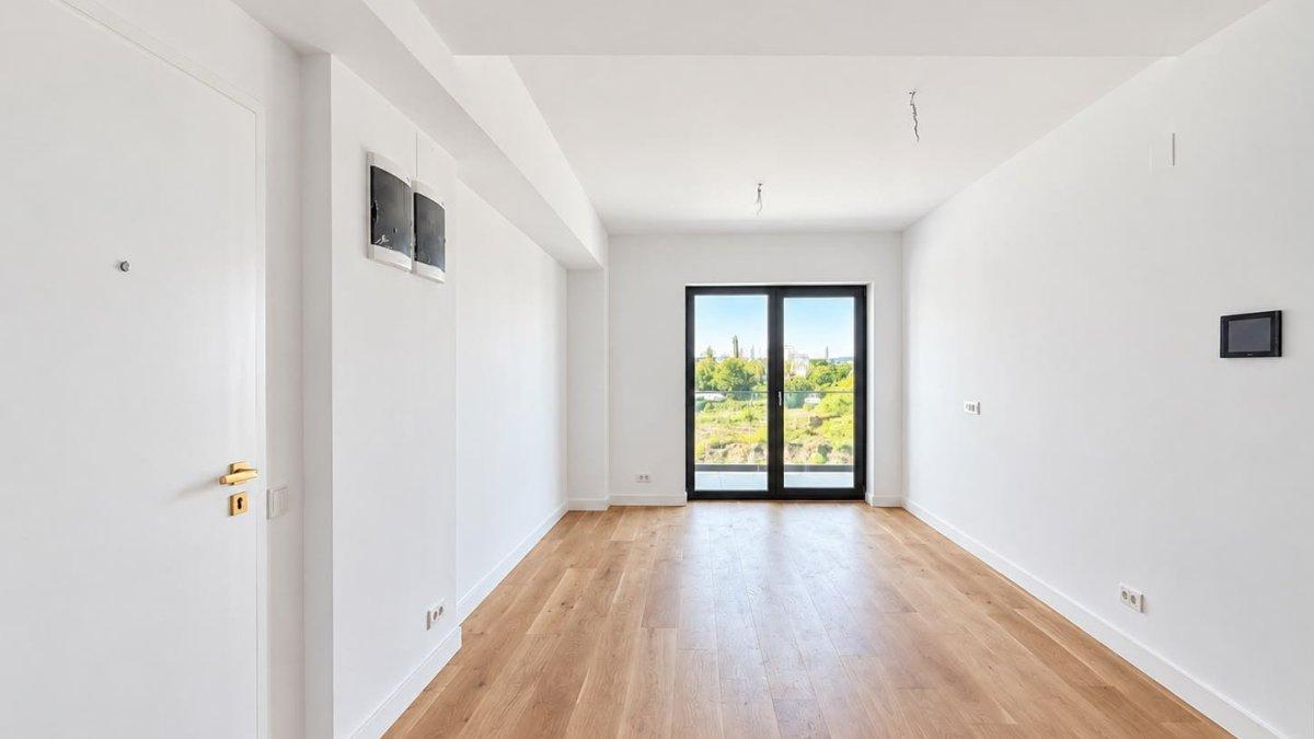 casa goală cu pereți albi 