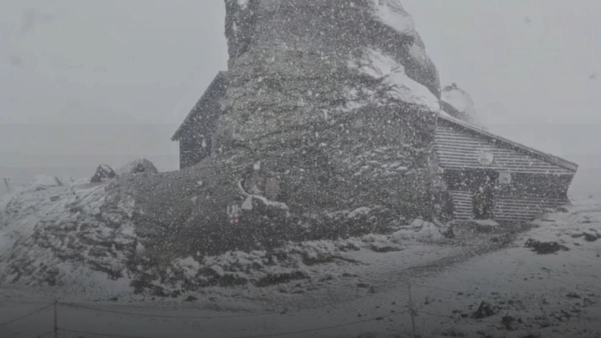 ninge pe varful omu iar temperaturile au coborat la 0 grade imagini din bucegi