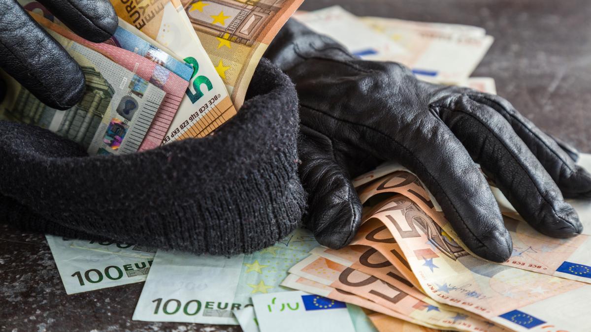 niste hoti cu masti de halloween pe fata au intrat intr un oficiu postal si au furat 100 000 de euro la roma