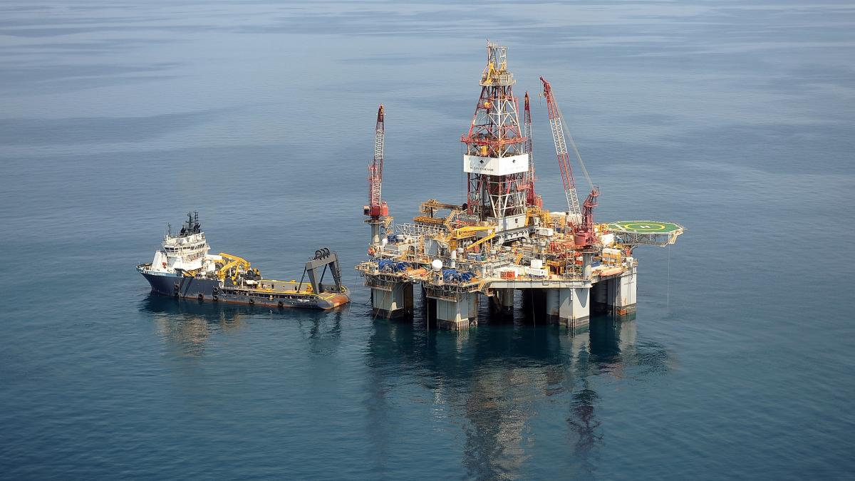 Poza in care apare platforma maritima Ocean Endeavor din zona romaneasca de ape adanci a Marii Negre, unde companiile ExxonMobil si OMV Petrom efectueaza foraje de explorare pentru zacamintele de gaze naturale.