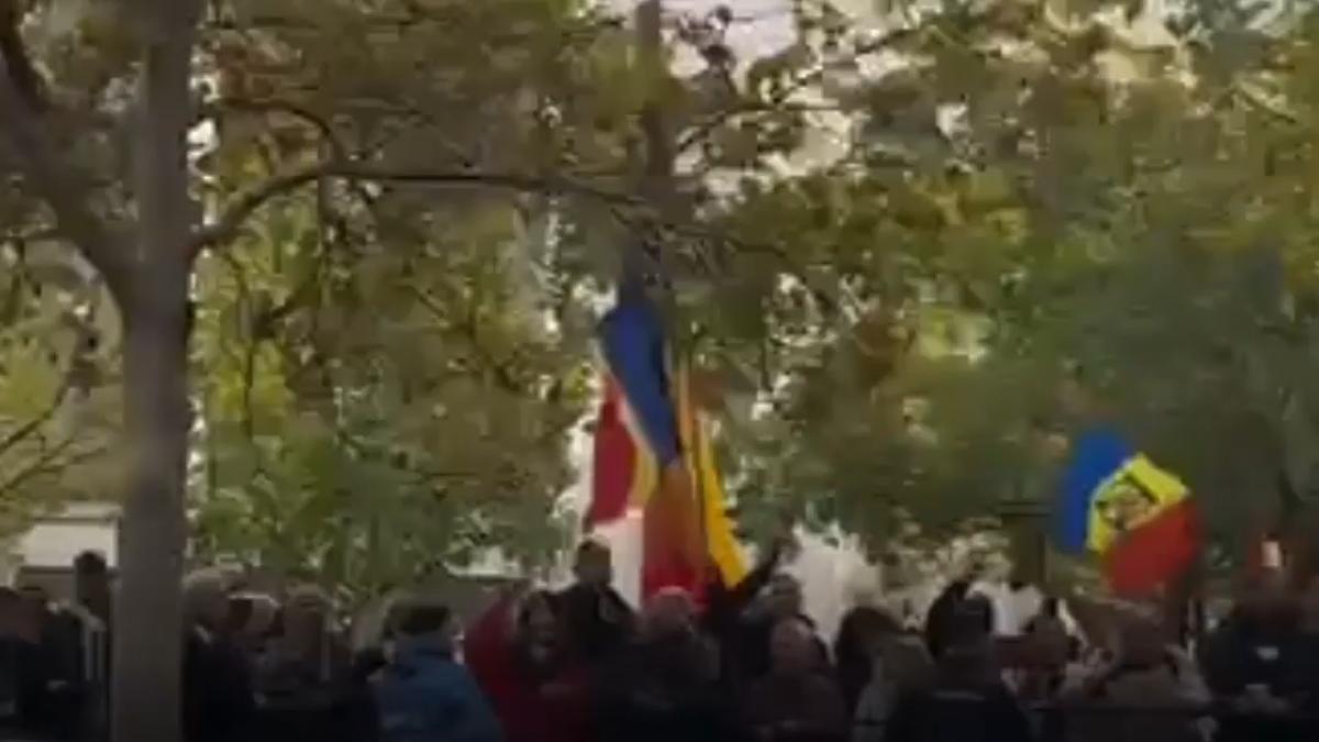 sustinatorii lui calin georgescu fac agitatie in fata sediului diicot si striga eliberati l