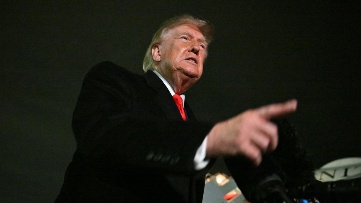 Donald Trump arată cu degetul