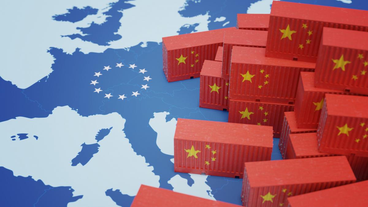ilustrație containere cu steagul chinei pe harta UE
