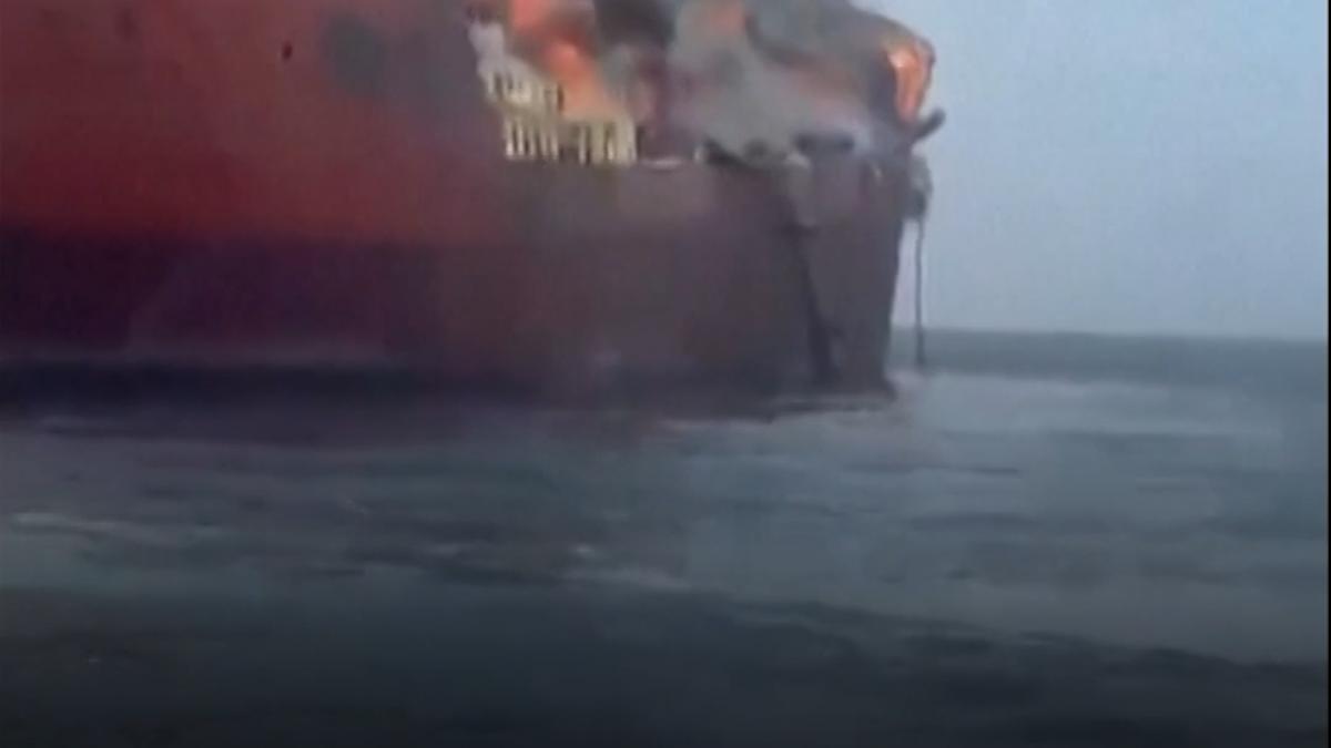 un petrolier atacat in zona stramtorii ormuz fum negru vizibil de la mare distanta