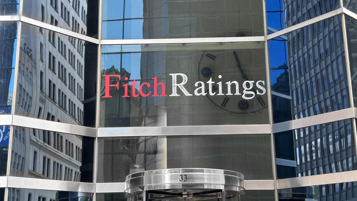 agentia fitch analizeaza retrogradarea ratingului de tara pentru franta contextul social exploziv face dificila consolidarea fiscala