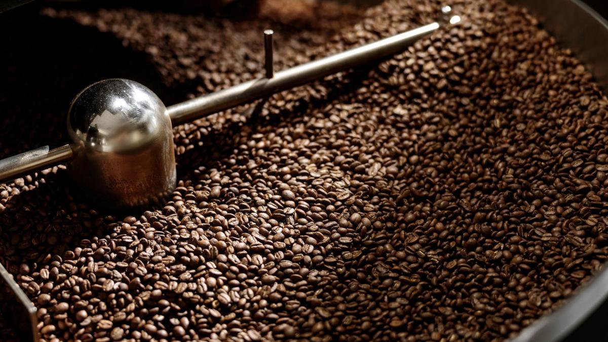boabe de cafea intr-un recipient 