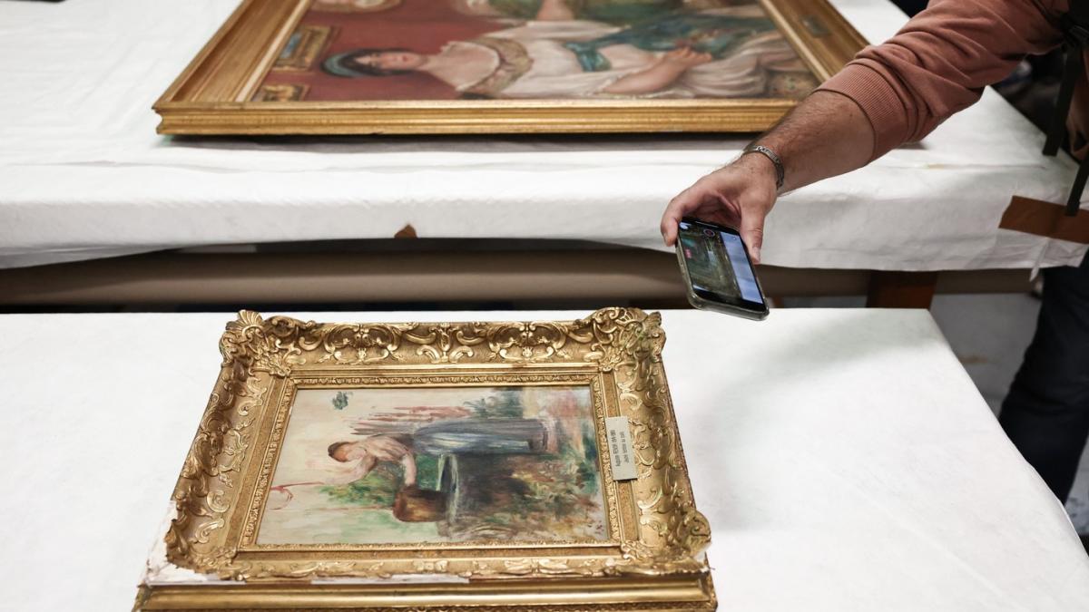doua tablouri de renoir in valoare de milioane de dolari au fost gasite in spatele unui perete urma adn care i a dat de gol pe hoti