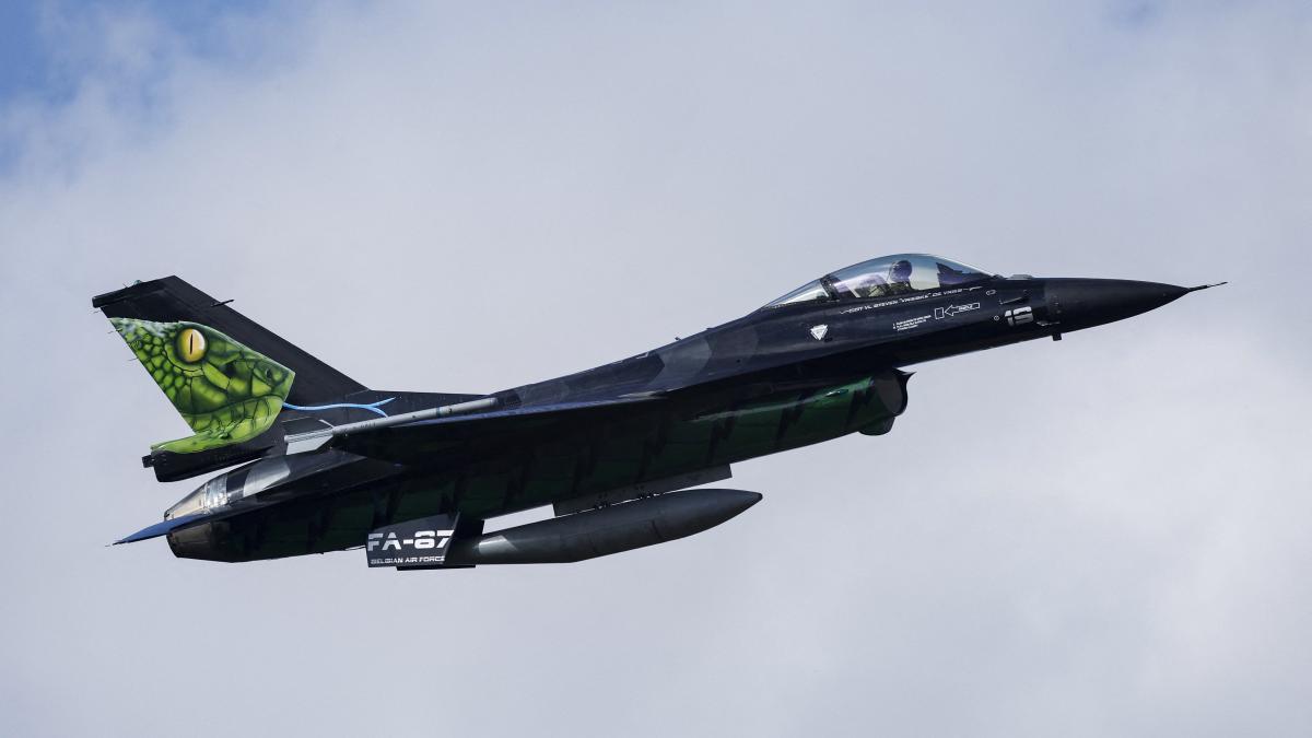 avion f16 cu incarcatura nucleara