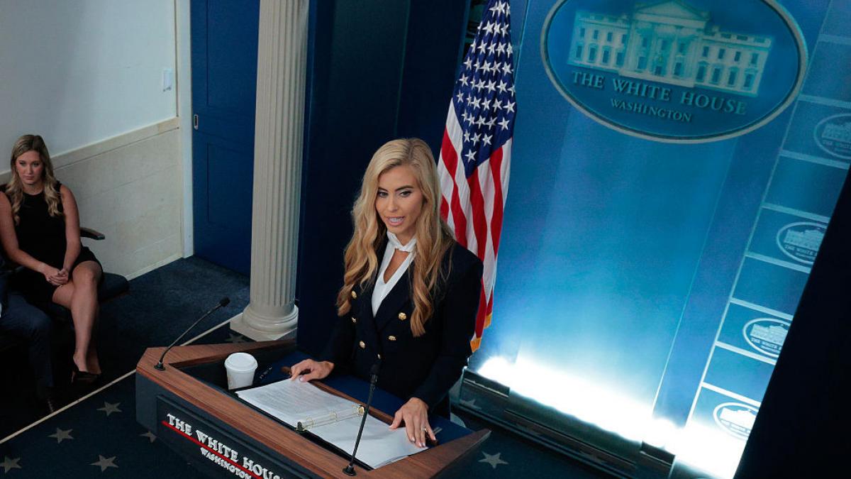 ne e dor de karoline oficialii de la casa alba se intreaba cat va rezista katie zacharia in functie dupa prestatia stanjenitoare