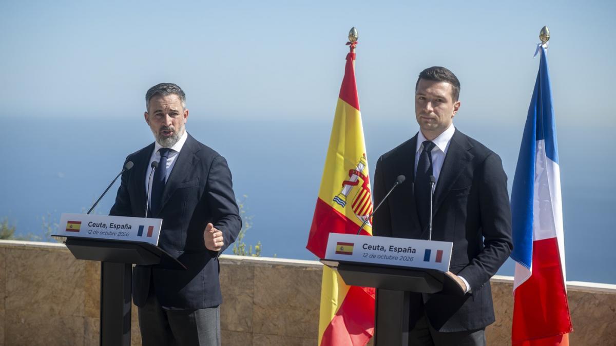 politico jordan bardella si santiago abascal sefii partidelor de extrema dreapta din franta si spania si au unit fortele la ceuta