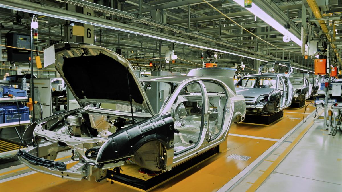 renault ameninta ca va reduce masiv productia de masini in europa daca ue nu relaxeaza regulile privind emisiile