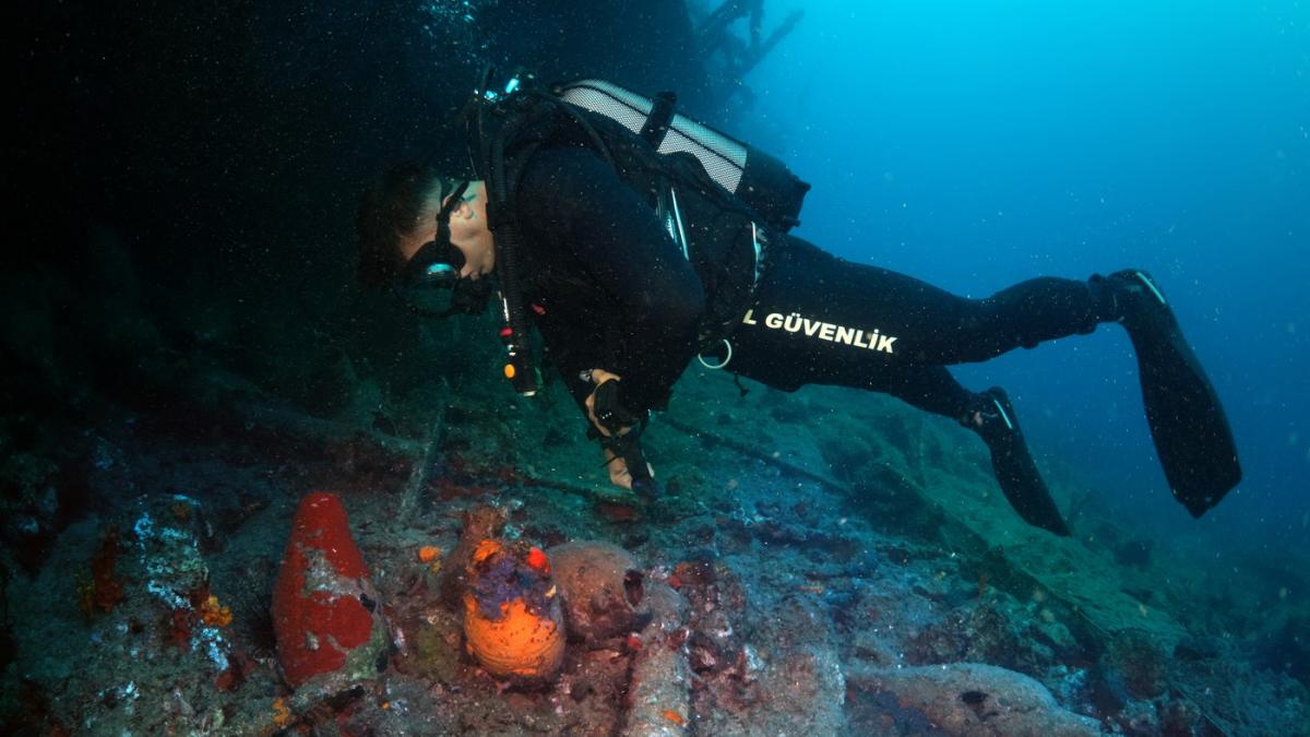 arheolog subacvatic cauta epava unei nave