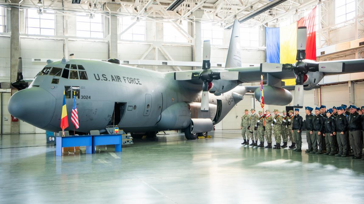 avionul hercules c 130 donat de sua a ajuns in romania ambasadorul darryl nirenberg i l a prezentat lui miruta