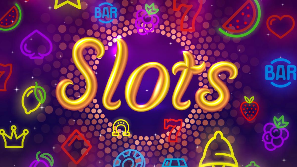 poza colorată cu cuvântul slots pe mijloc si fructe pe fundal mov 