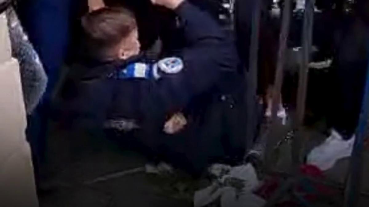 oamenii s au luat din nou la bataie la coada la moastele sfintei parascheva unii au incearcat sa sara randul la care se sta 8 ore