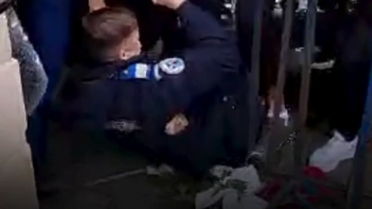 oamenii s au luat din nou la bataie la coada la moastele sfintei parascheva unii au incearcat sa sara randul la care se sta 8 ore