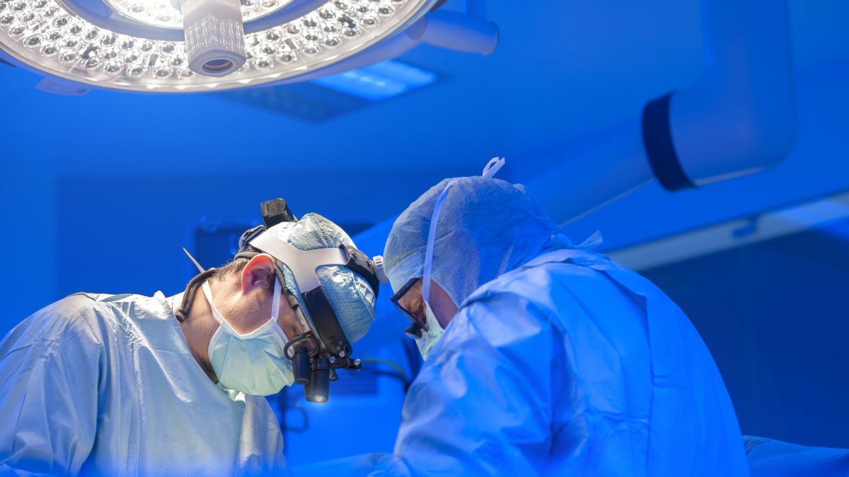 doi medici intr-o sala de operatii