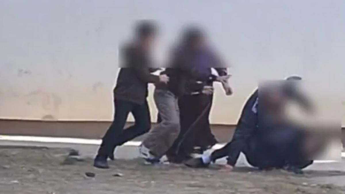 un profesor a fost batut in curtea scolii dupa ce i a facut observatie unui elev copilul a plecat acasa si s a intors cu toata familia
