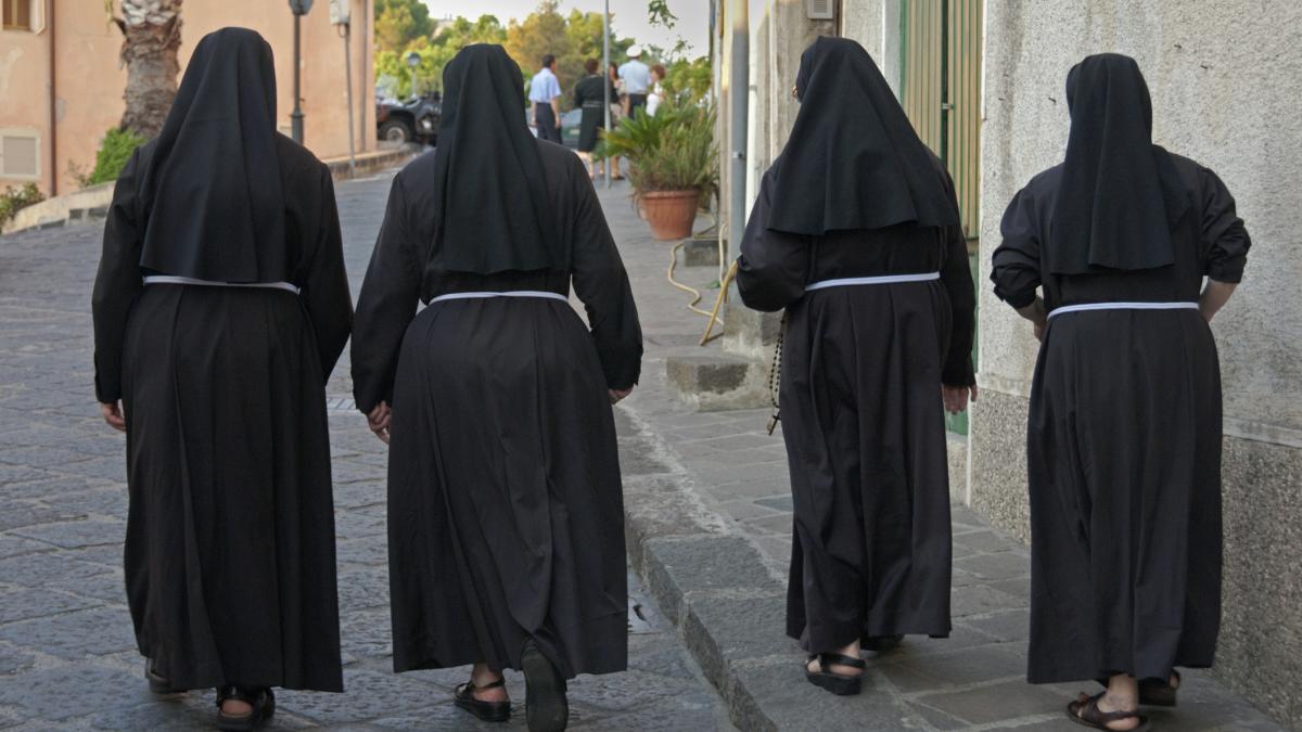 patru calugaritele merg pe strada