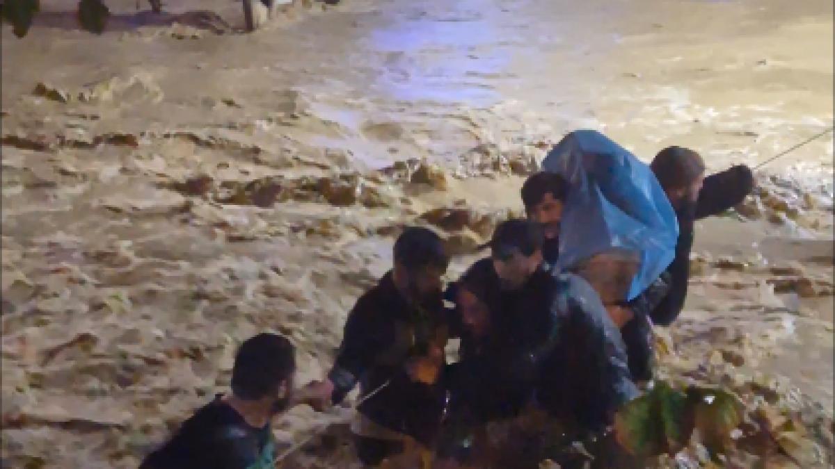 cel putin doi oameni au murit dupa ce ploile torentiale si inundatiile au paralizat istanbulul