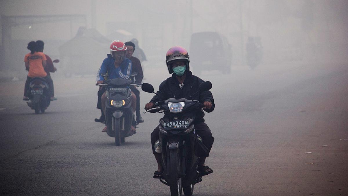 indonezia bombardeaza cerul cu gheata carbonica disperata sa scape de smogul toxic