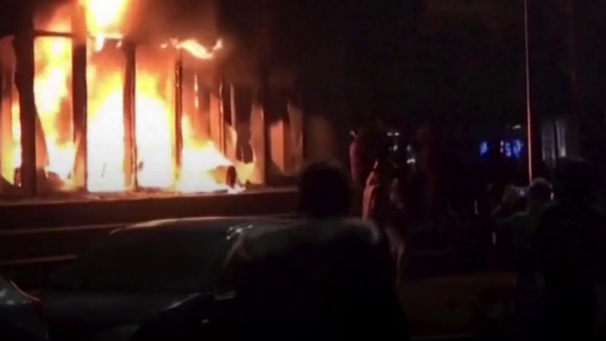 proteste violente in albania manifestantii au incendiat ministerul justitiei si au spart geamurile cladirii