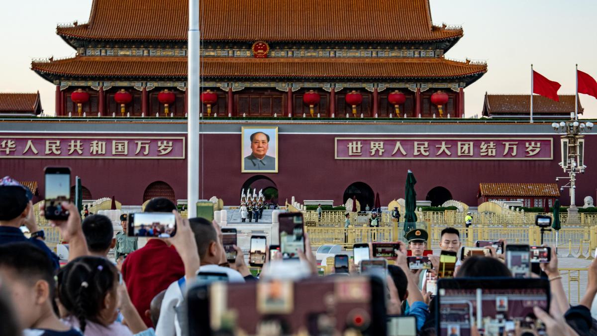 magnatii chinei isi vand averile si inchid afacerile din strainatate pentru a scapa de noile taxe unii isi schimba si cetatenia